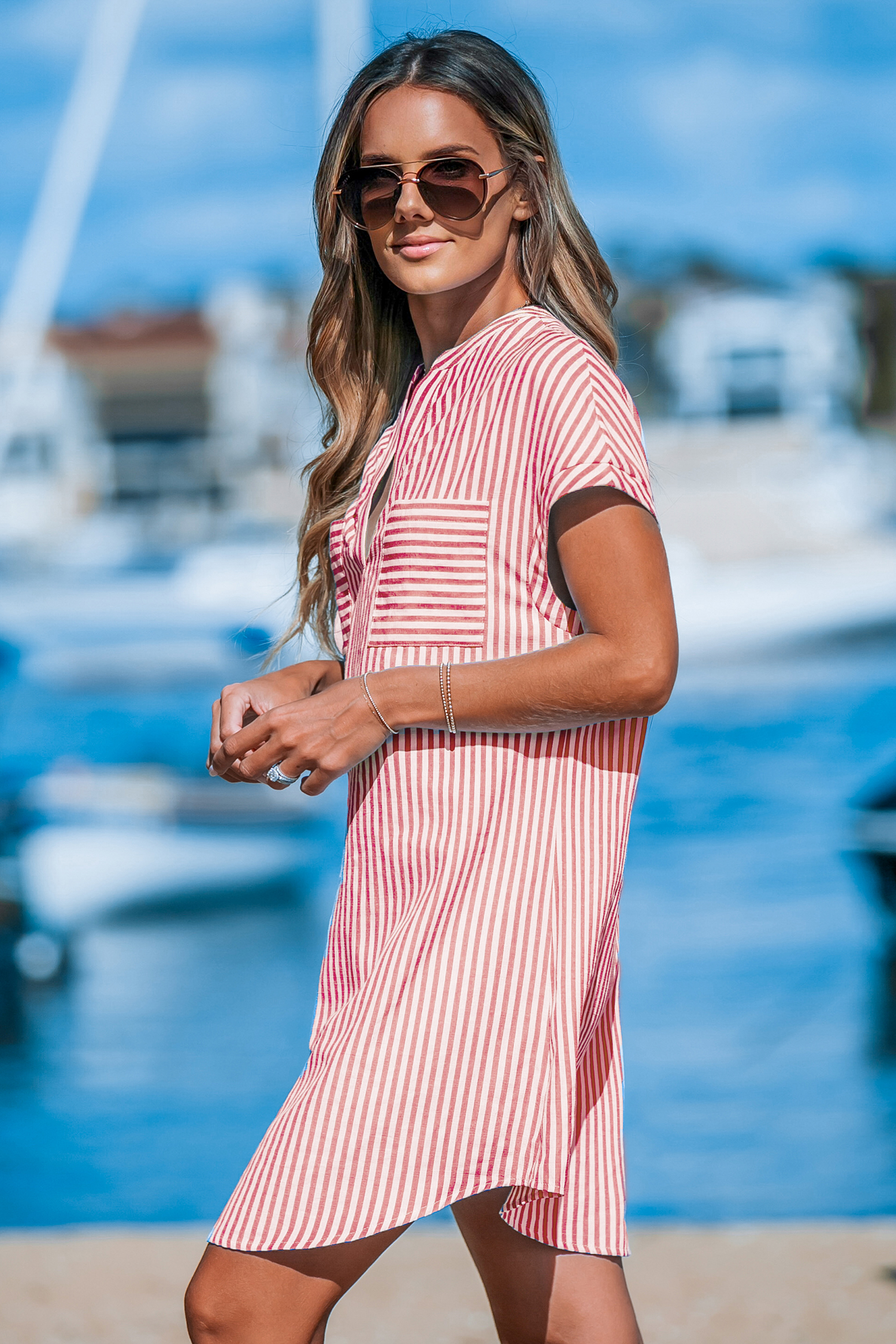 Robe à rayures irrégulières et manches dolman rouge et blanche
