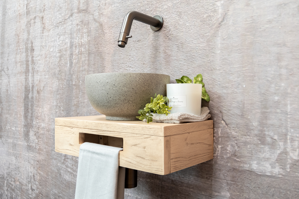 Saniclear Seba fonteinset met eiken plank, grijze terrazzo waskom en verouderd ijzer kraan voor in het toilet