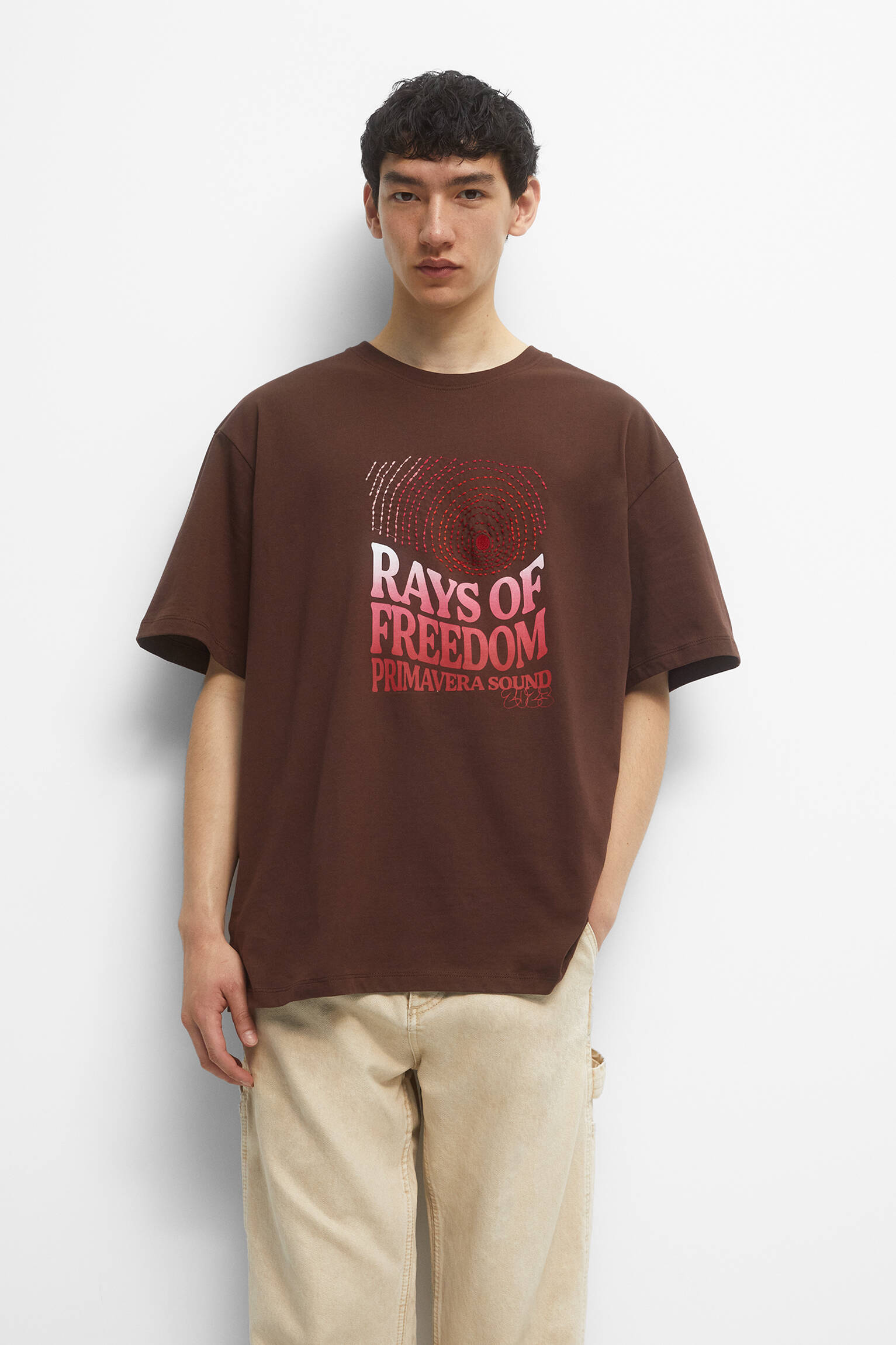 CAMISETA SPRING SOUND COM BORDADO GRADIENTE - MARROM