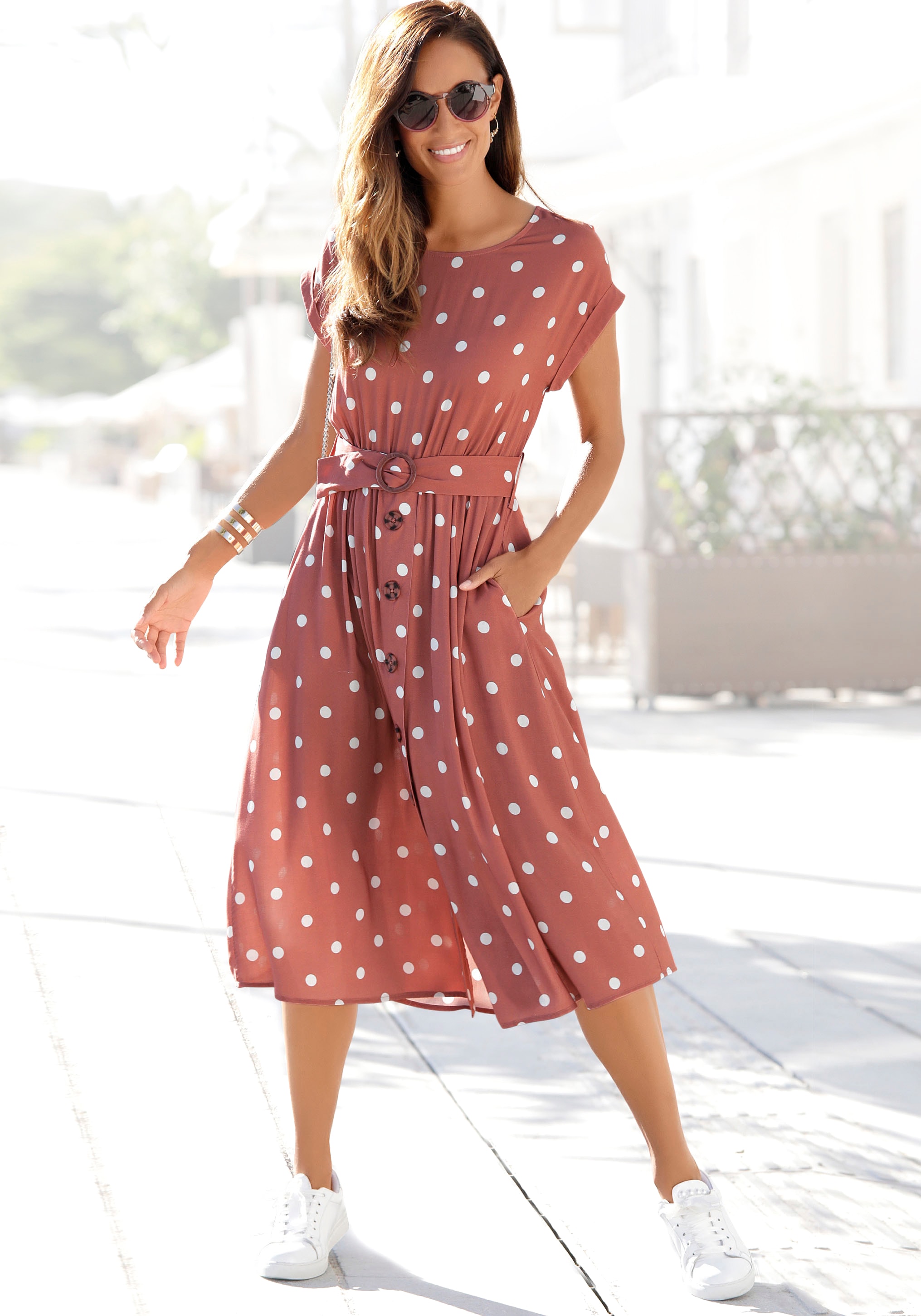 LASCANA Midikleid mit Gürtel,  Seitennahttaschen mit Punktedruck und Taschen, Sommerkleid