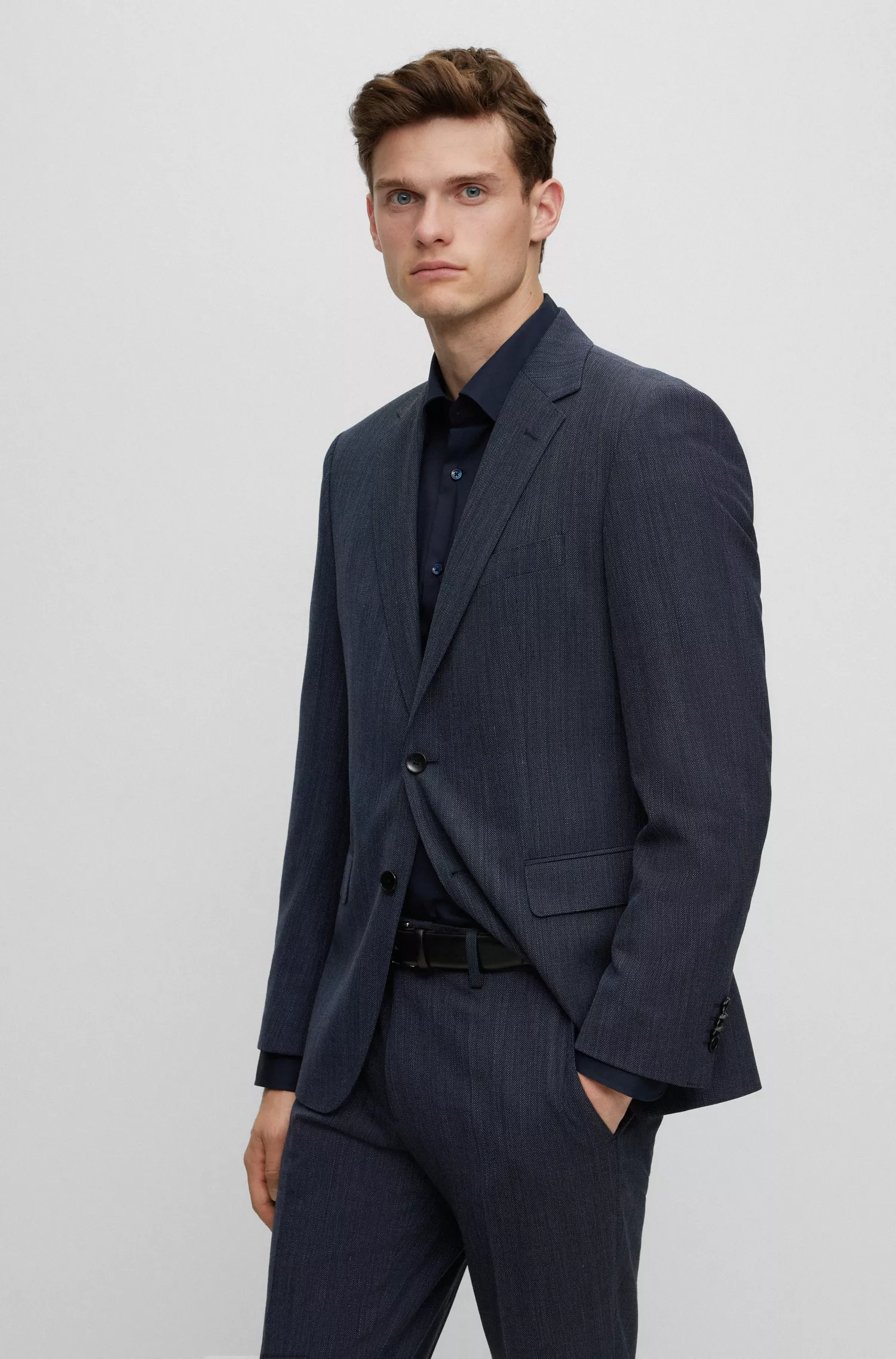 Terno BOSS preto, corte regular, em mistura de lã com microestampa.