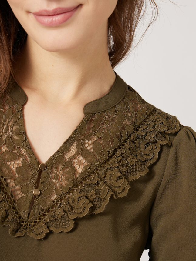 Top col dentelle