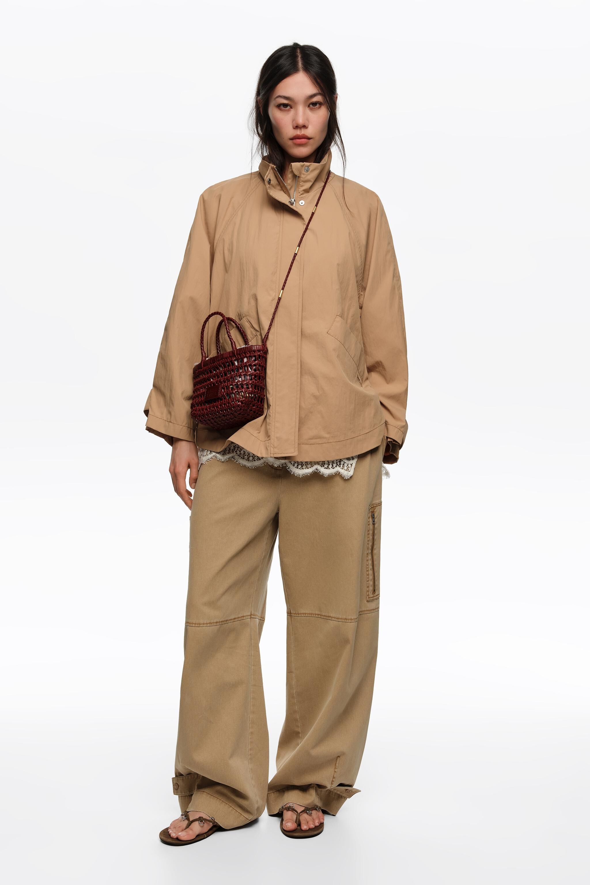 Trench coat curto, cor camelo, gola alta