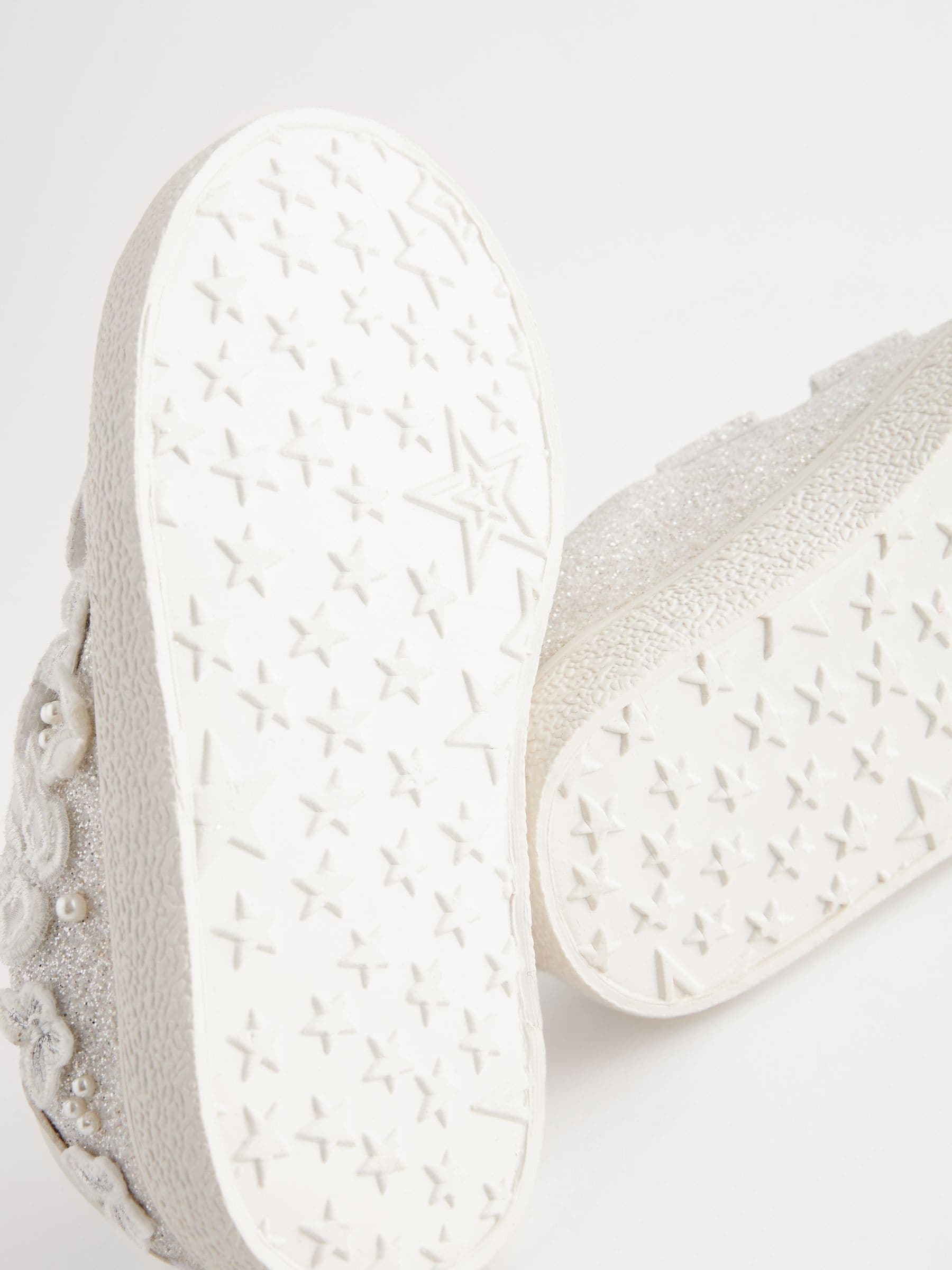 Wit en glinsterend - Sneakers met klittenbandsluiting en Butterfly Touch