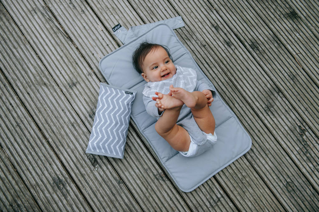 Napper combi: verschoonmatje + luieretui silver grey