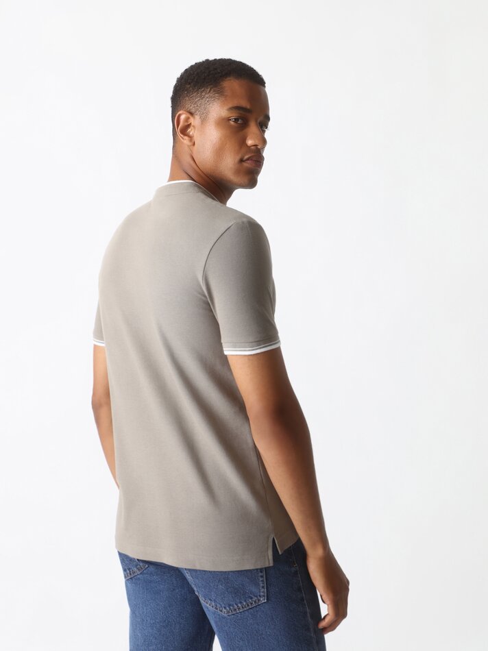 Camisa polo com gola mandarim bordada - Marrom claro