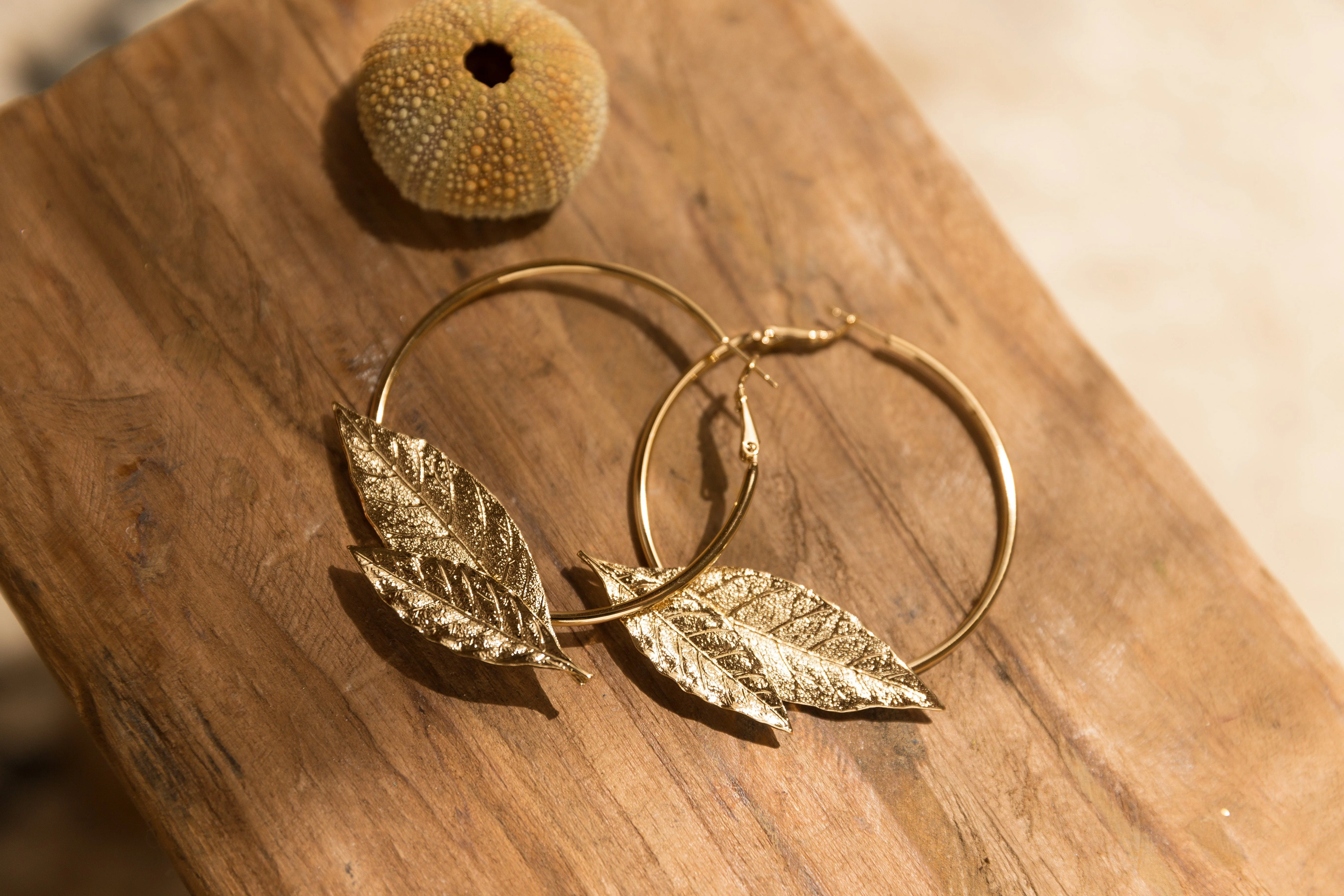 THALIE - Boucles d'oreilles créoles feuilles doré à l'or fin | Doré