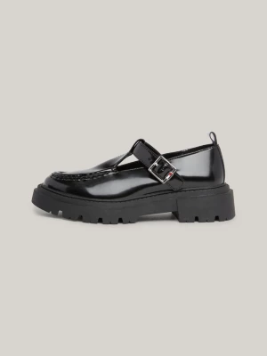Sapatos de couro envernizados com fivela robusta