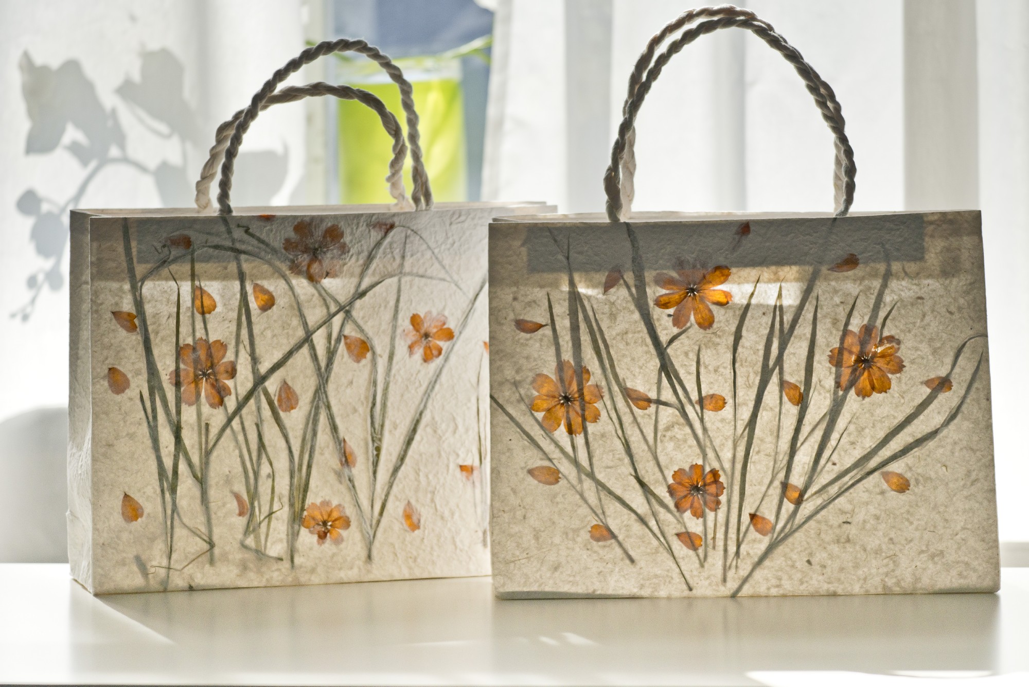 Geschenktasche aus handgeschöpftem Papier, mit echten Blüten, L 10 cm, B 40 cm, H 30 cm günstig bestellen