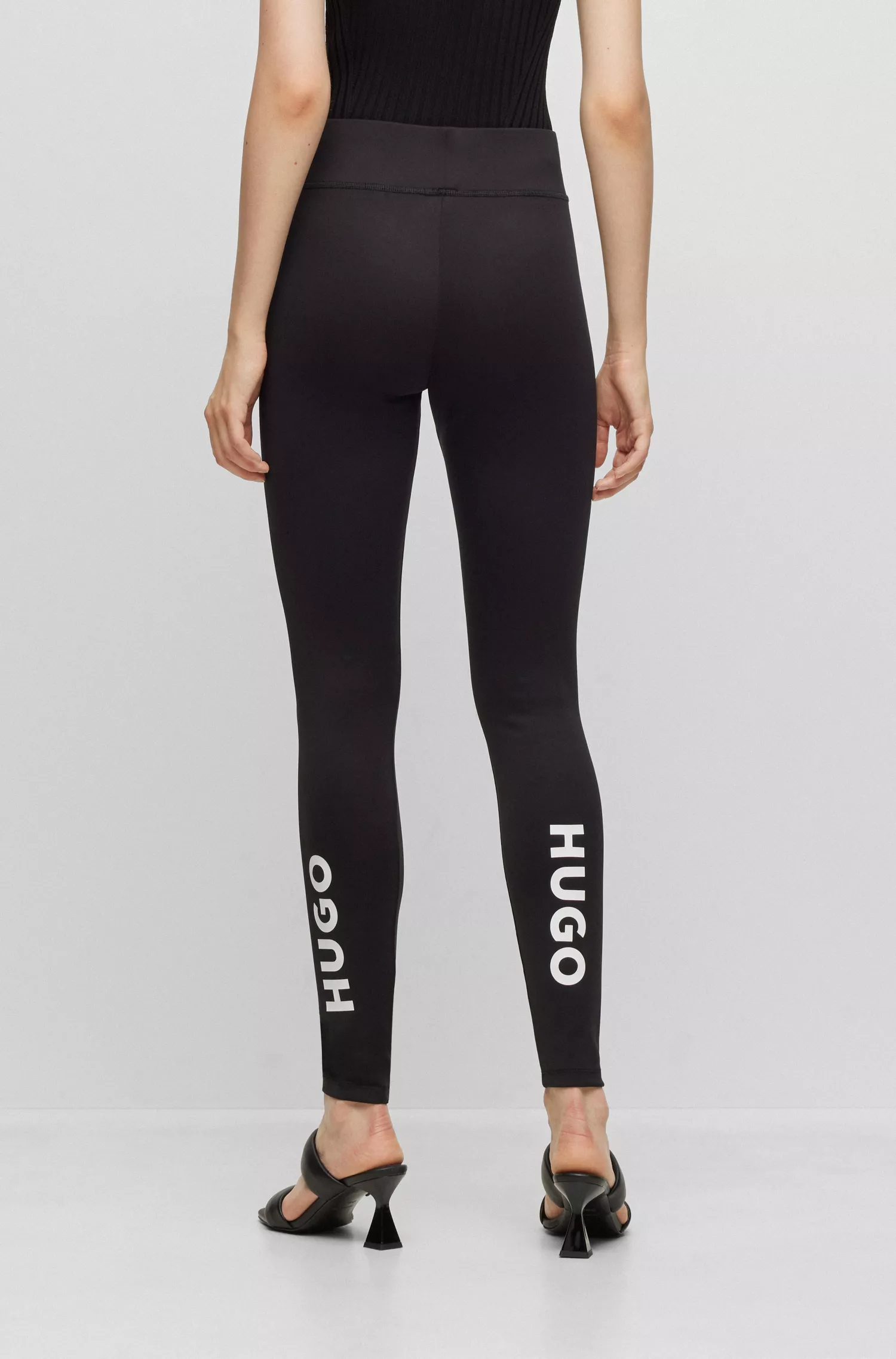 Leggings HUGO vermelhas, justas e super elásticas com detalhes do logotipo.