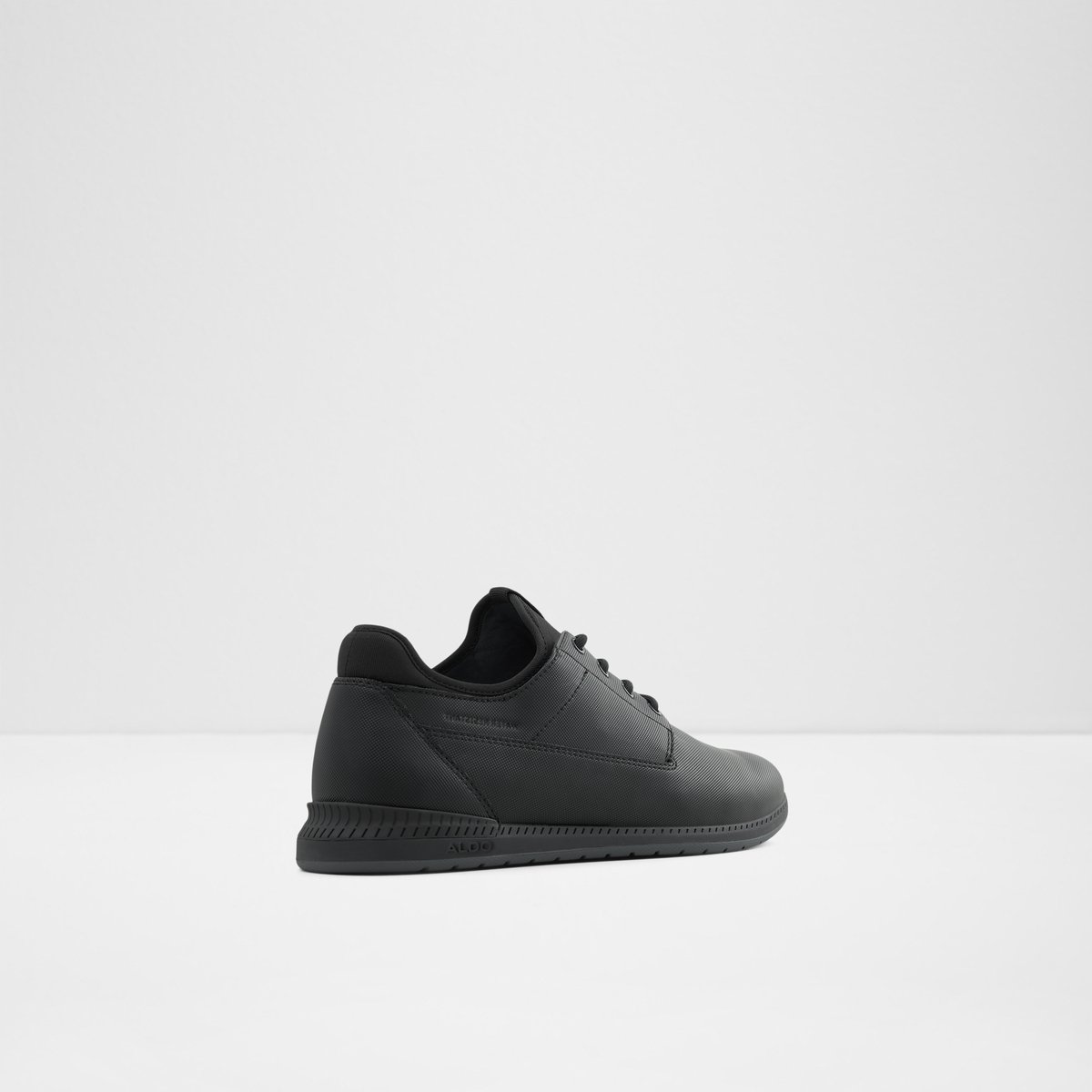 Bluffers-wr Black Synthetic Embossed Men Low top