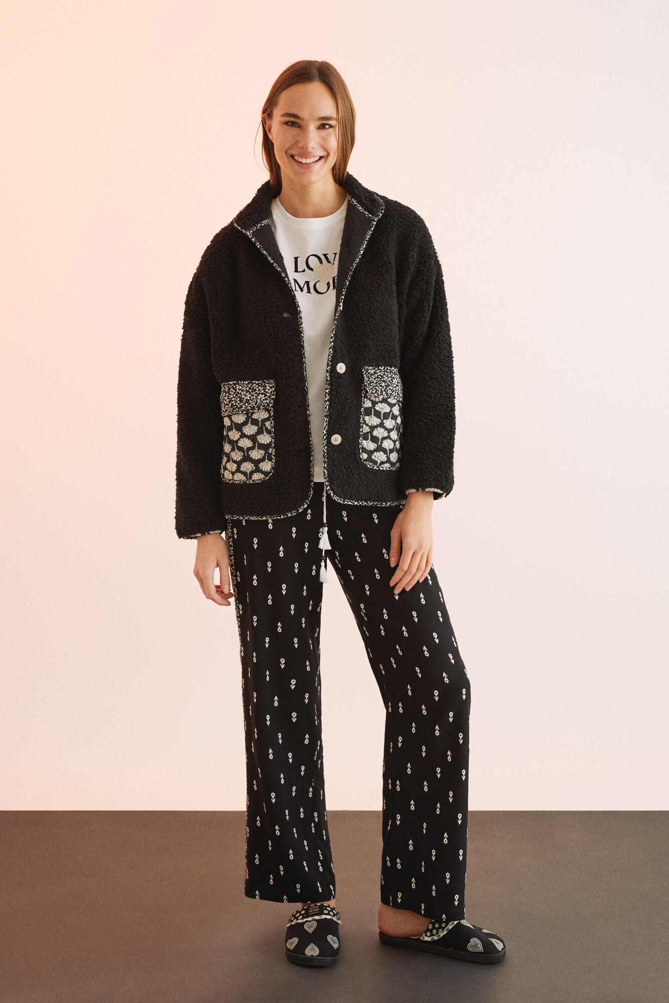 Robe preta de comprimento médio com forro de sherpa - preta