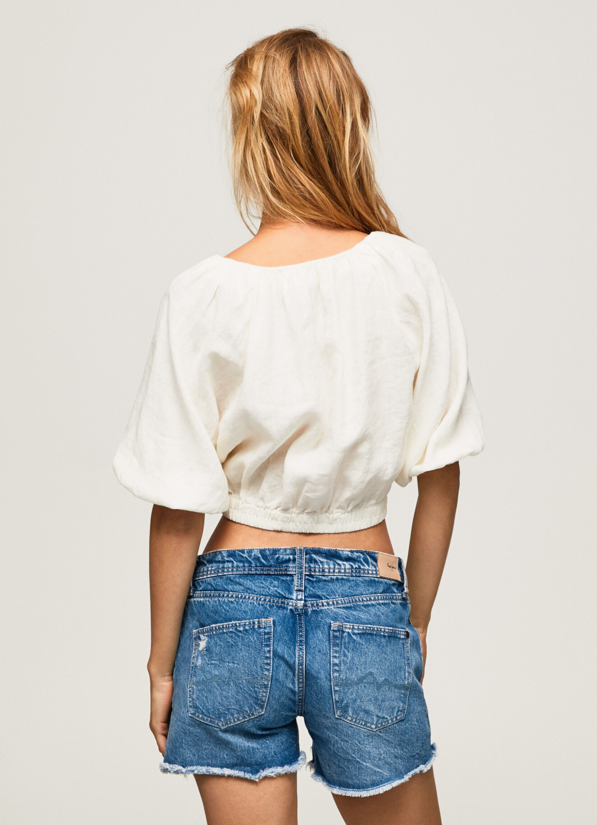 Blusa cropped com decote em V - branca mousse