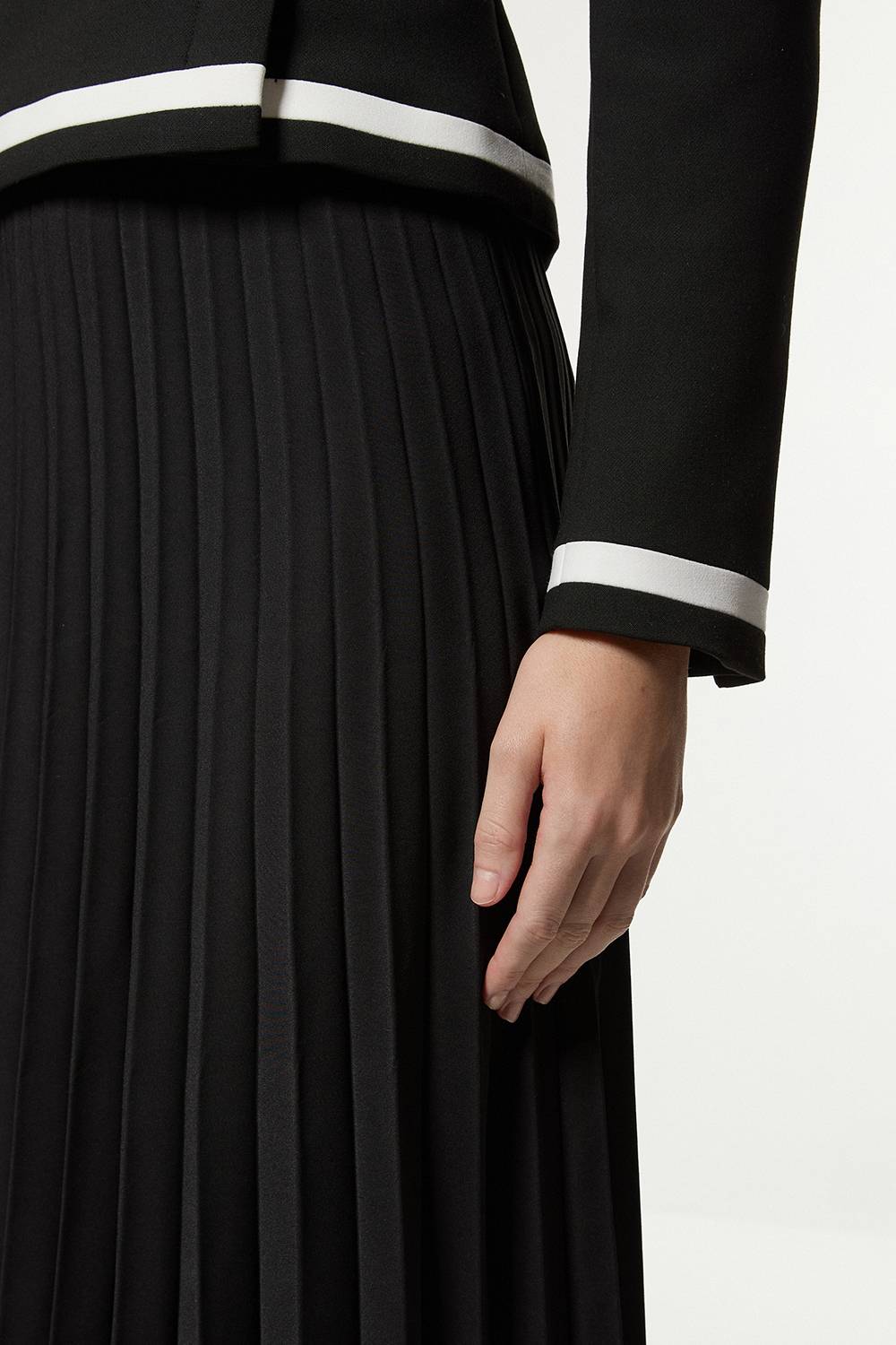 KarenMillen Petite Robe Midaxi Compact Stretch à Encolure Asymétrique, Bloc de Couleur, à Plis et Coupe Ajustée