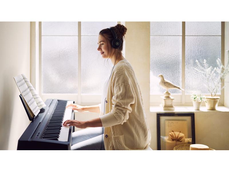 Yamaha E-Piano P-45B Schwarz Authentisches E-Piano mit natürlichem Spielgefühl