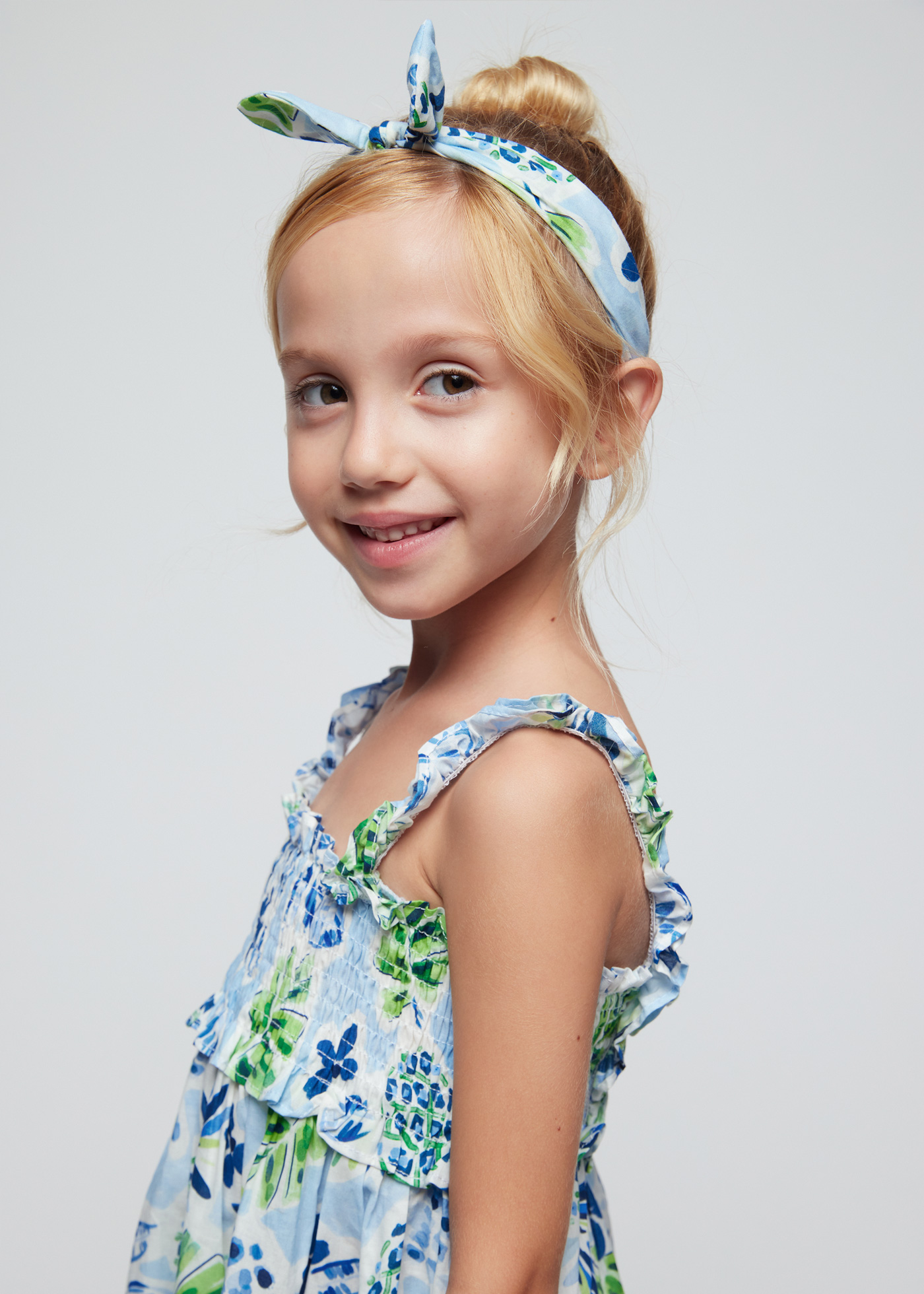 Vestido jade para menina com faixa de cabelo em voile