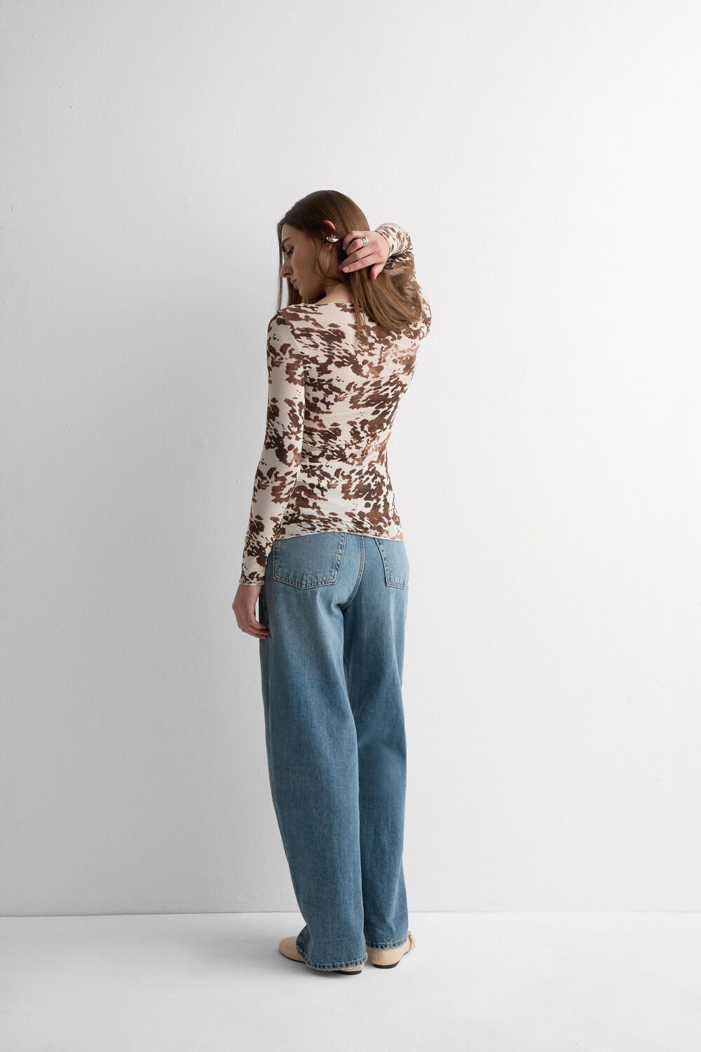 Blusa de manga comprida com estampa de vaca em modal ultraleve com cashmere.