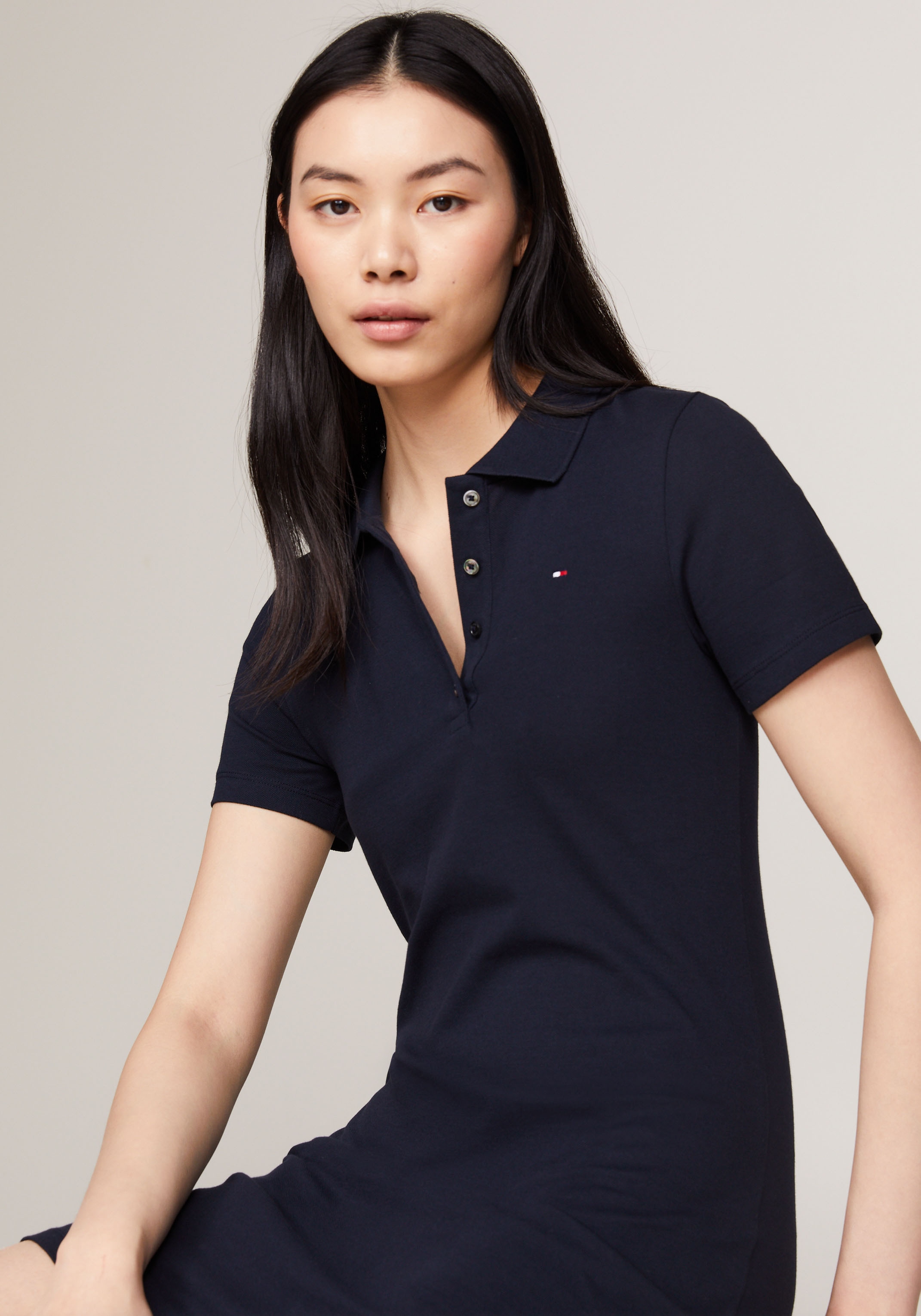 Tommy Hilfiger Polokleid »1985 SLIM PIQUE POLO DRESS SS« Mit Knopfleiste und Logo Stickerei