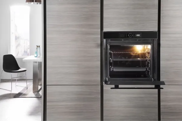 Whirlpool AKZM 8480 NB med 6. SENSE-TEKNOLOGI og PYROLYSE