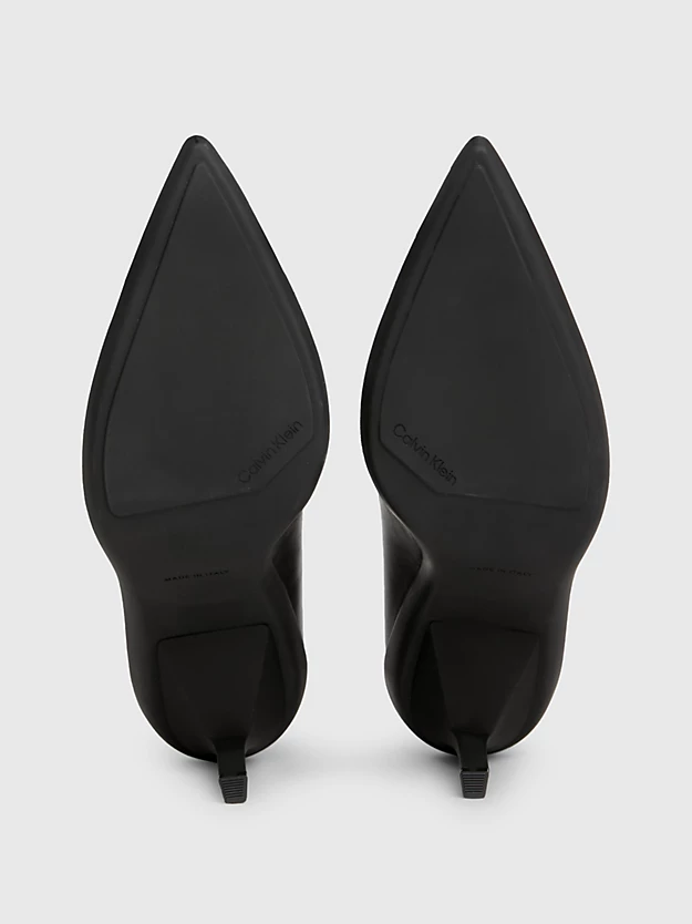 Sapatos de couro com salto agulha