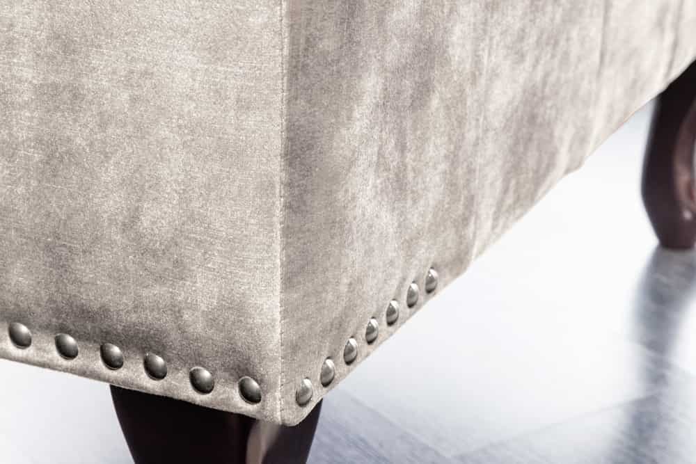 Design Sitzhocker CHESTERFIELD 80cm champagner beige Samt Knopfheftung Nietenbesatz