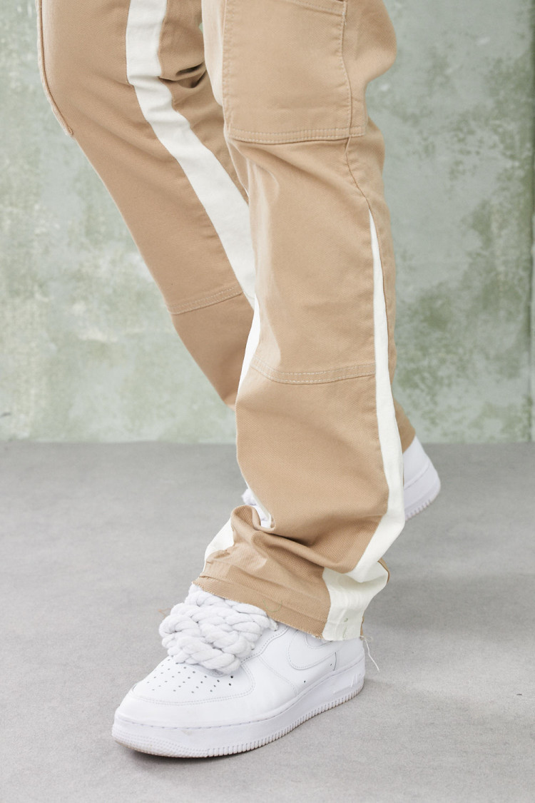 Jean cargo beige à empiècement blanc