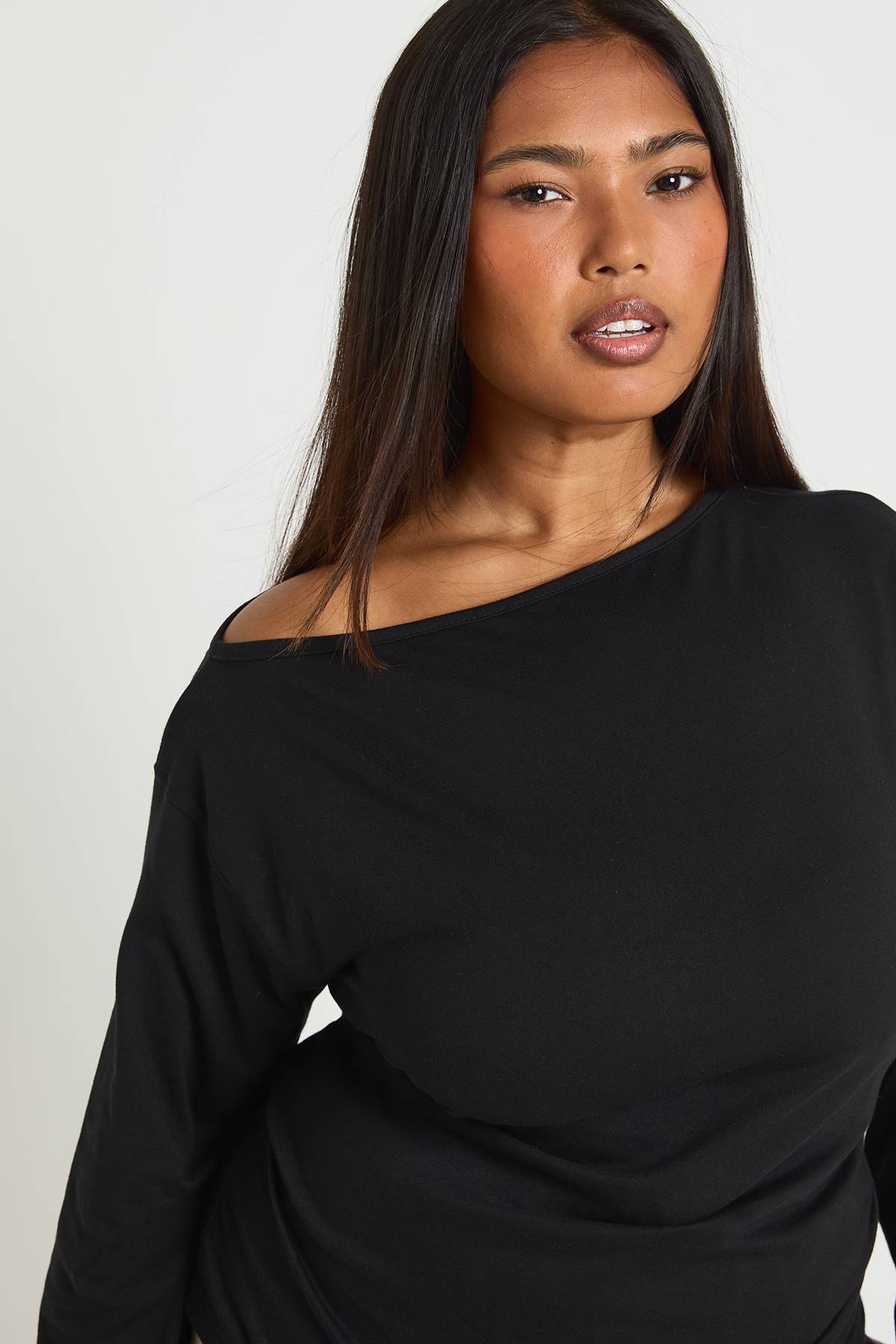 boohoo Plus Haut à épaules dénudées, froncé et ourlet fendu