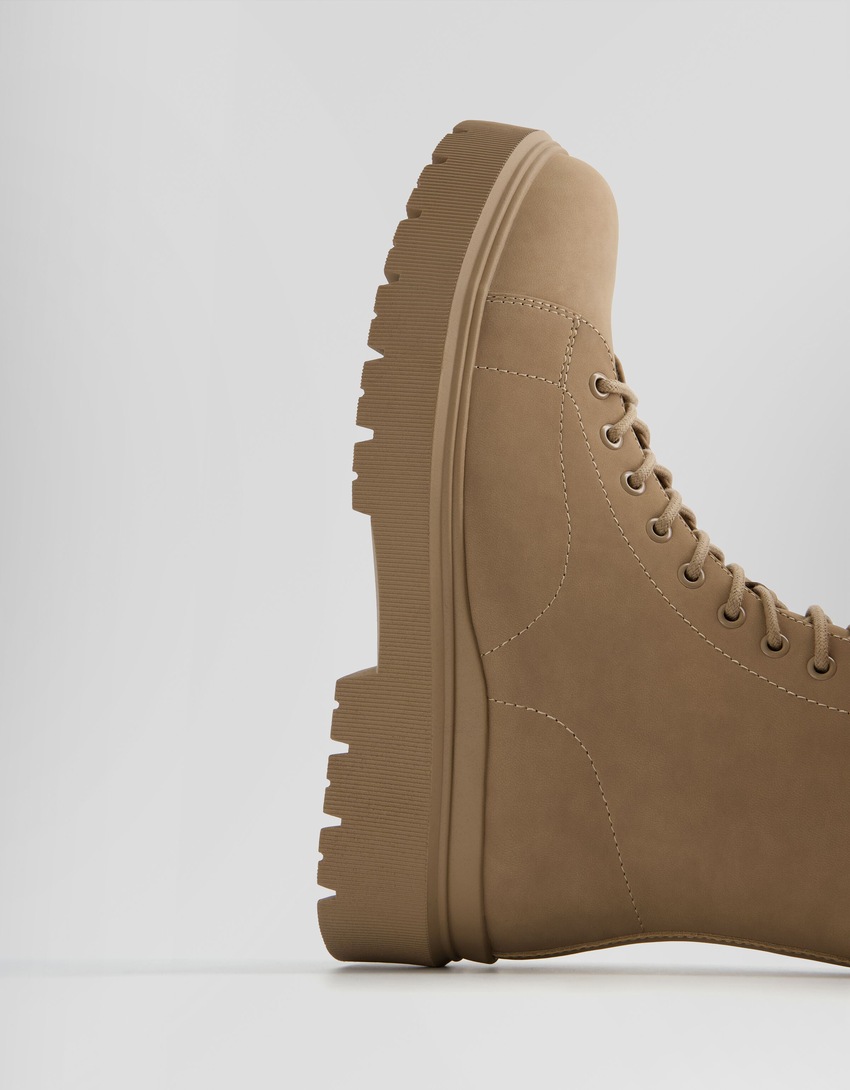Botas de cano curto com cadarço e sola tratorada para homem