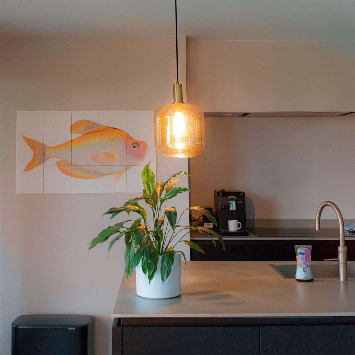 Smart hanglamp zwart met messing en amber glas incl. Wifi G95 - Zuzanna