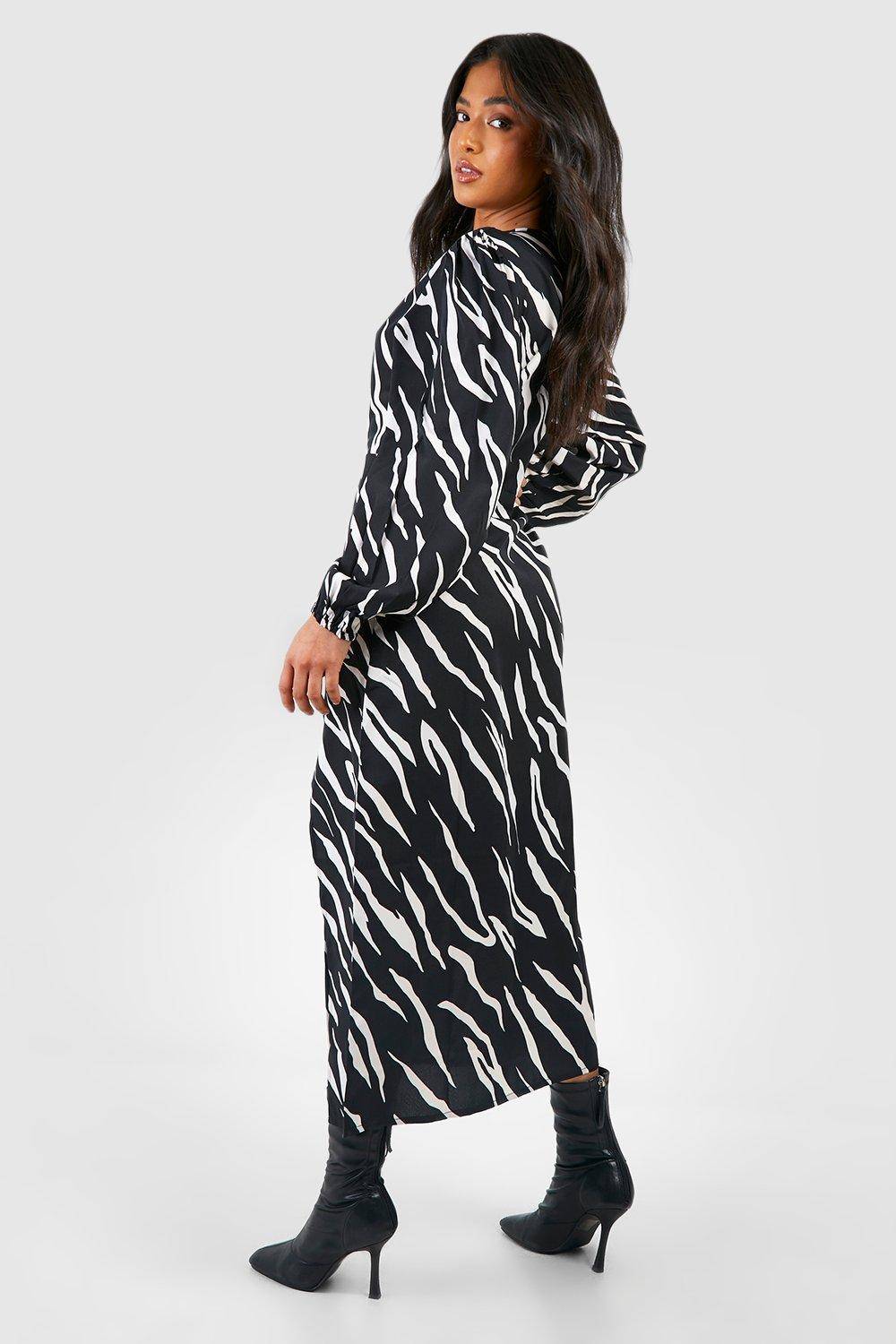 boohoo Petite - Robe longue à manches longues et imprimé animal