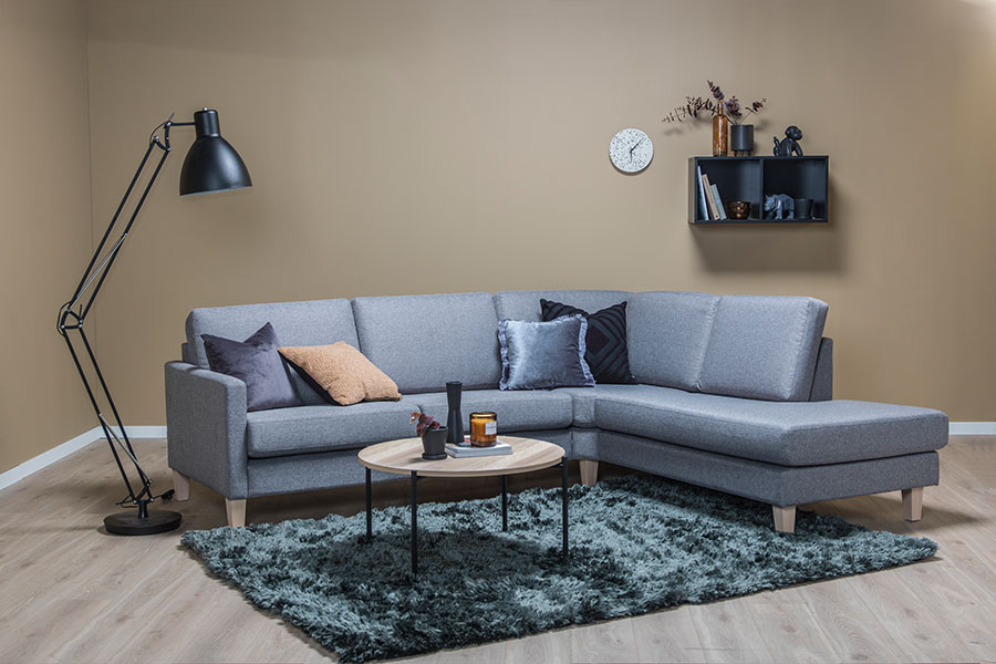 Hedda sofa Hjørnesofa 2,5-seter åpen ende høyre i tekstil Malmø Grey, arm C 9 cm og ben 4 hvitoljet eik.