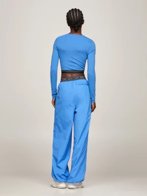 Top cropped super curto com recorte de fita com logo