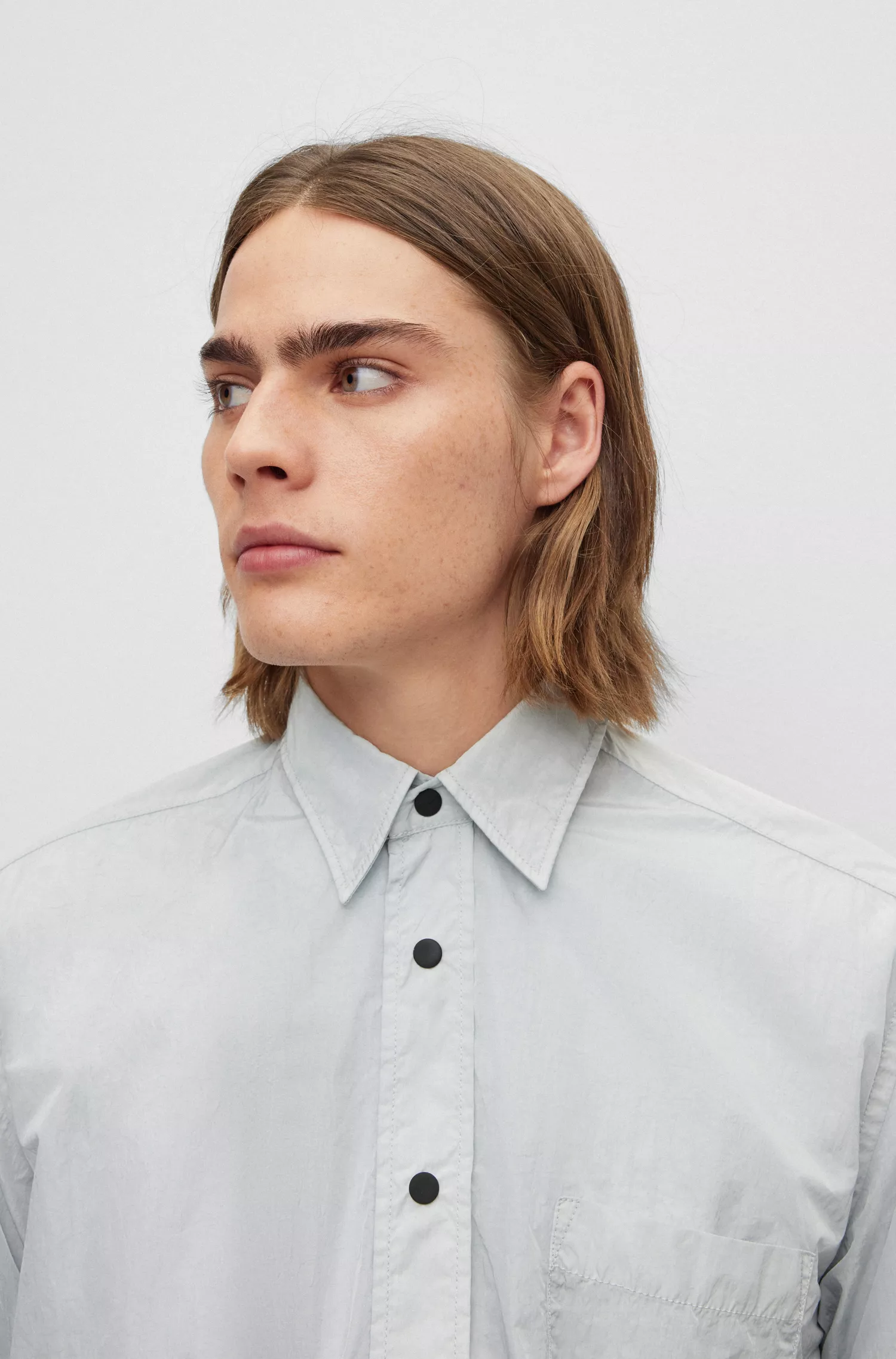 Camisa BOSS laranja, modelagem relaxada em lona texturizada.
