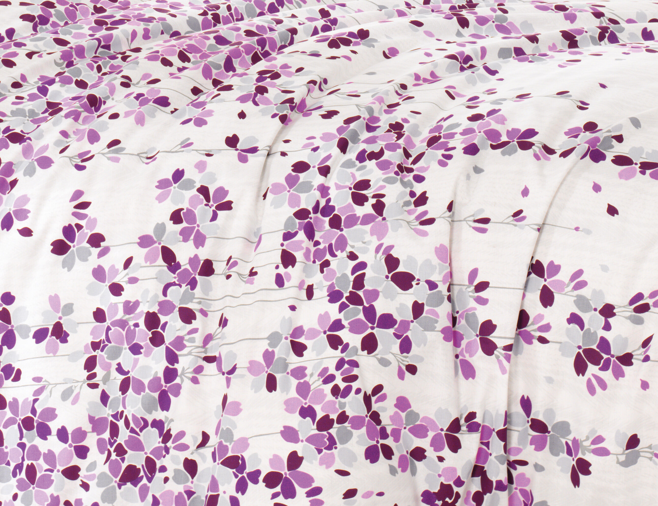 Bettwäsche in weiss mit violettem Floralmuster