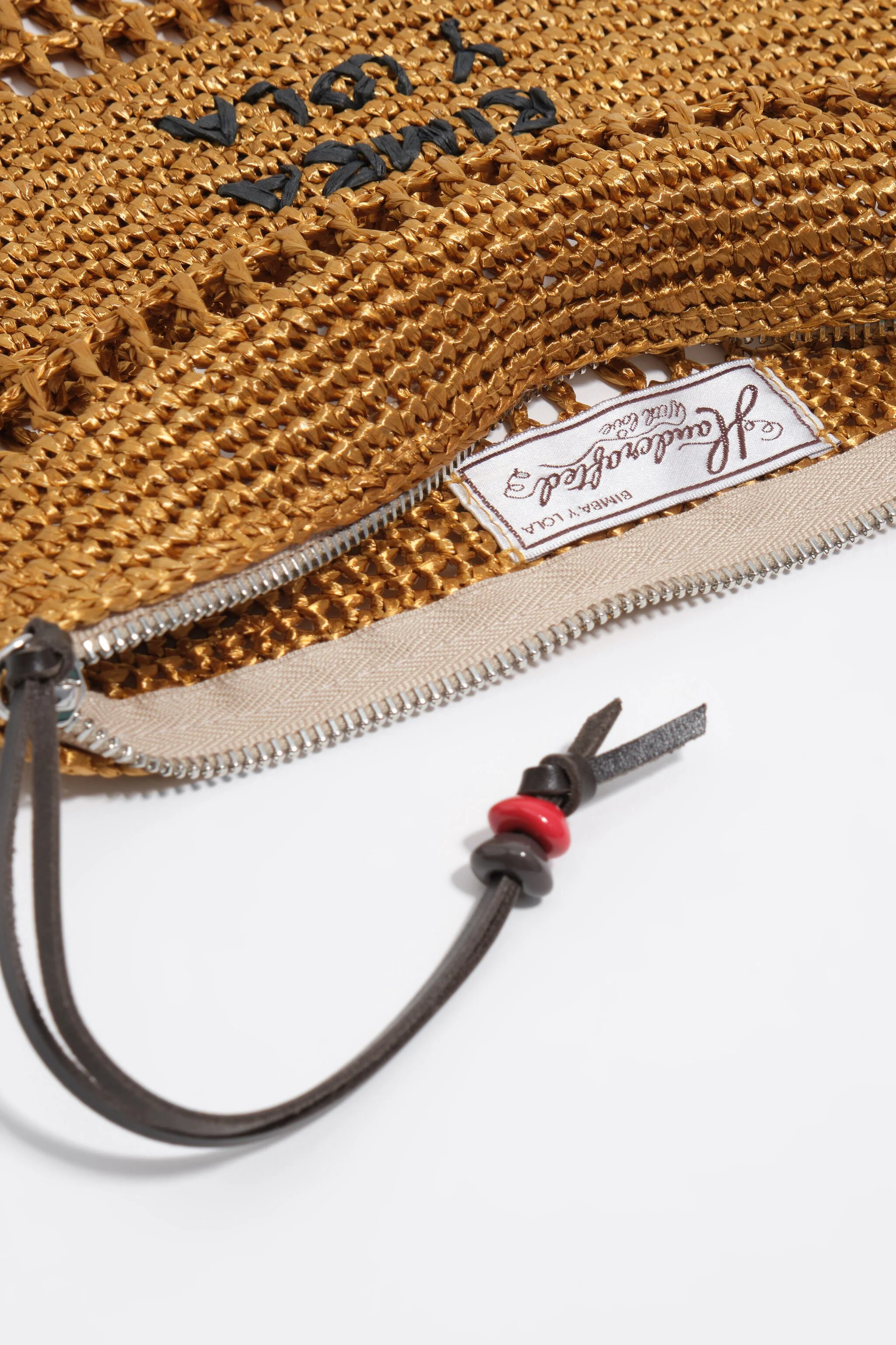 Bolsa média dourada com efeito ráfia