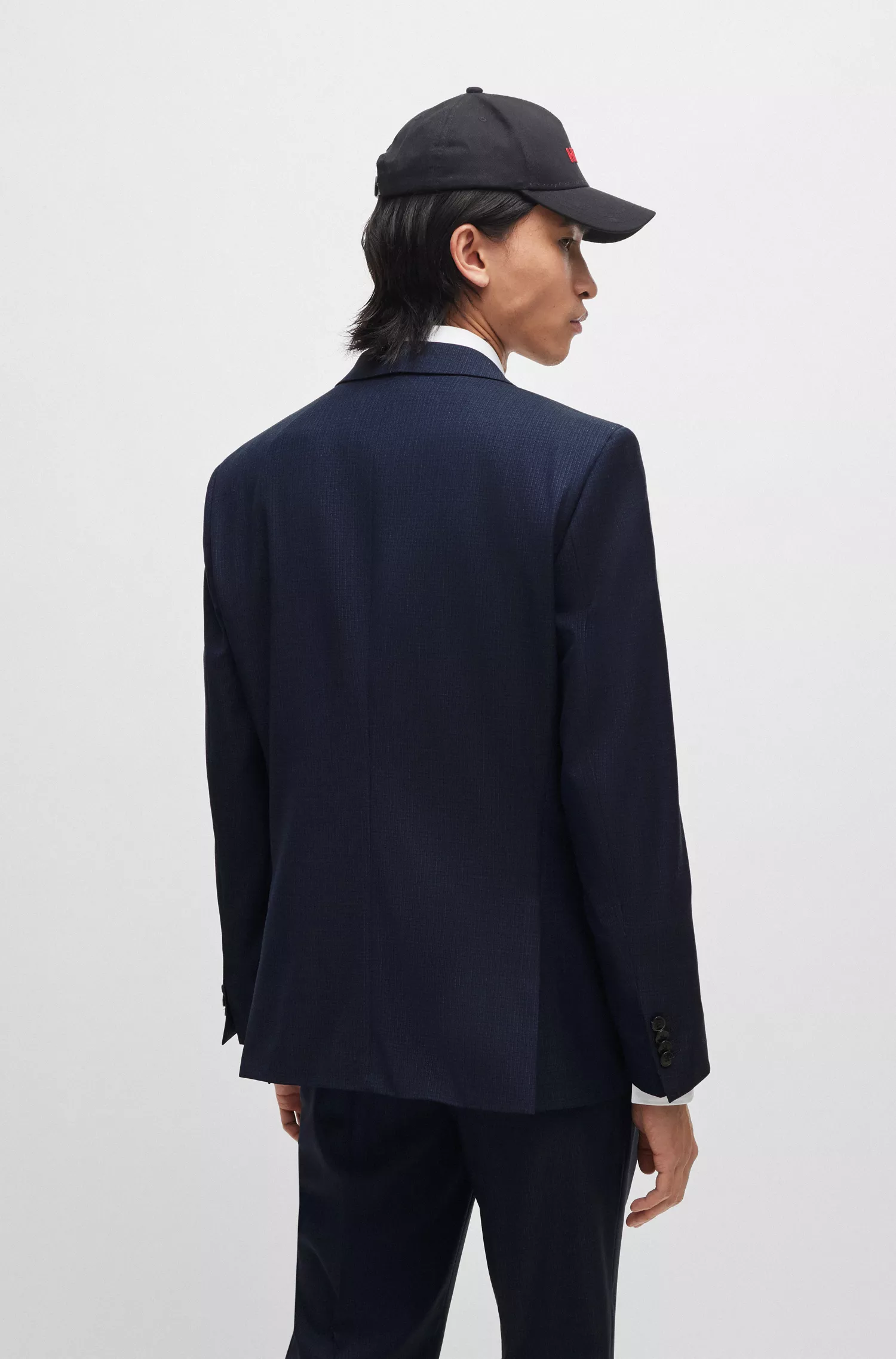 Terno HUGO vermelho, corte slim, em lã elástica estampada.