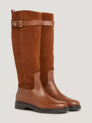 Botas de cano alto em couro com detalhe de cinto essencial
