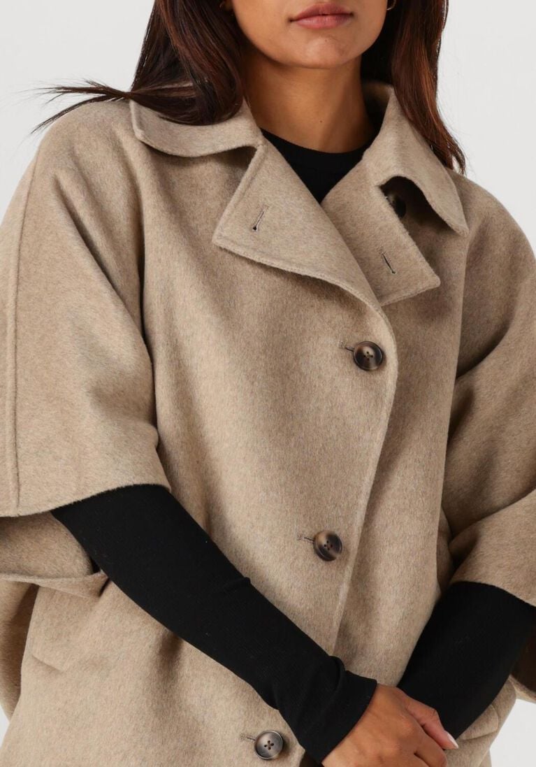beige studio ar mantel avy