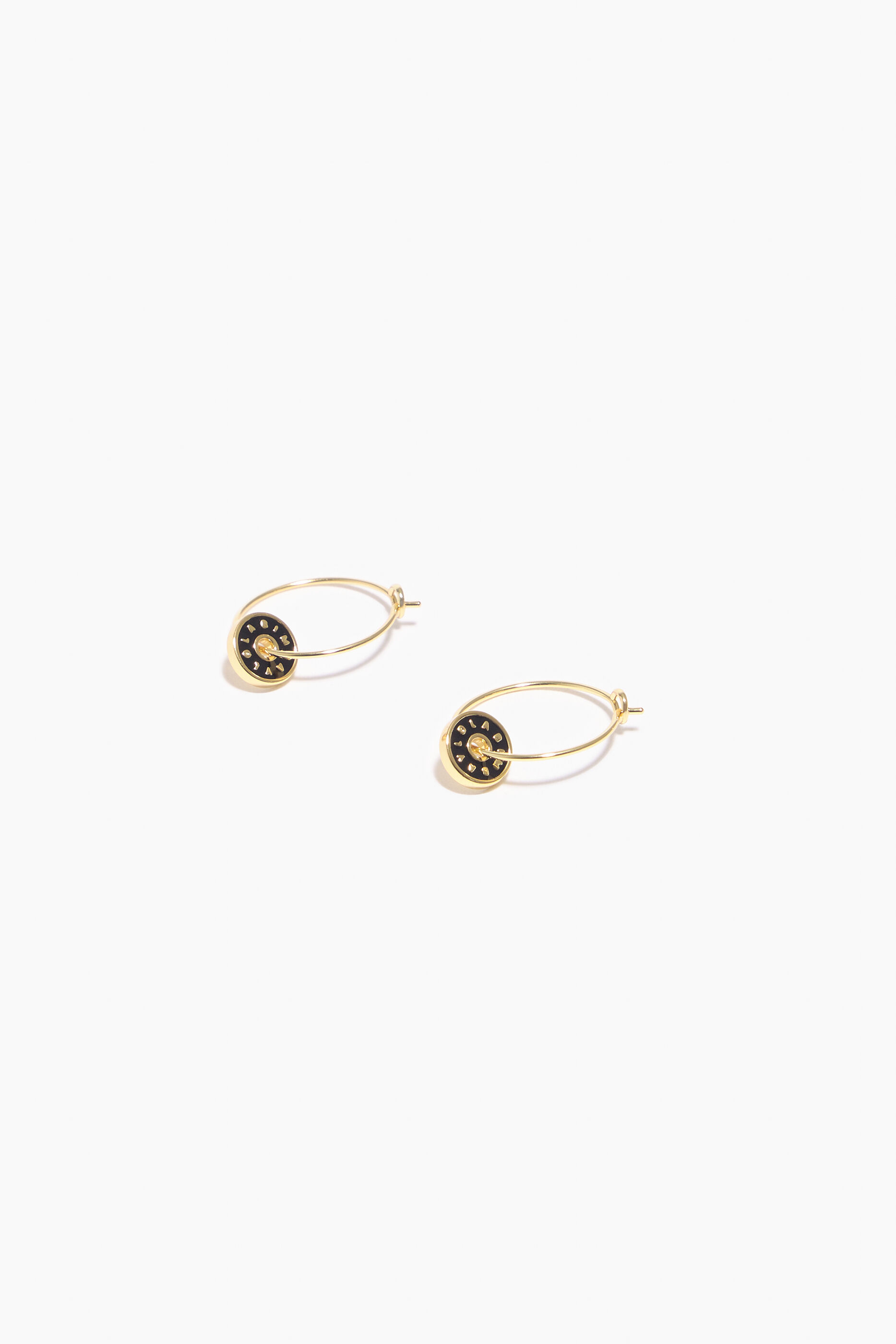 Brincos de argola com logotipo em esmalte preto