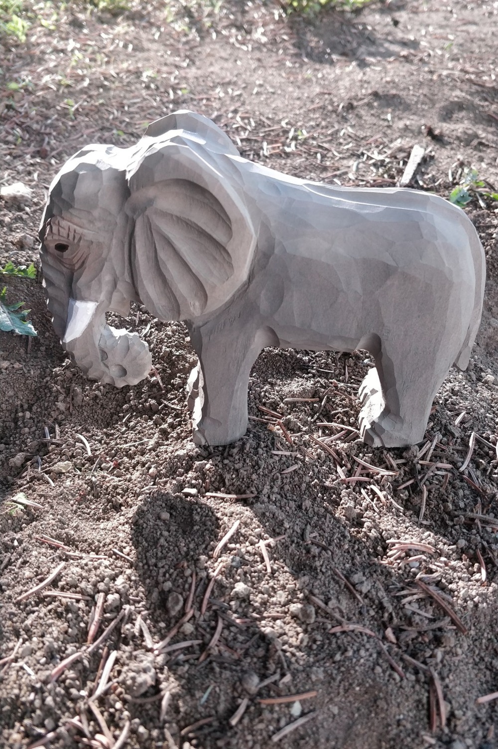 Figurine eléphant en bois