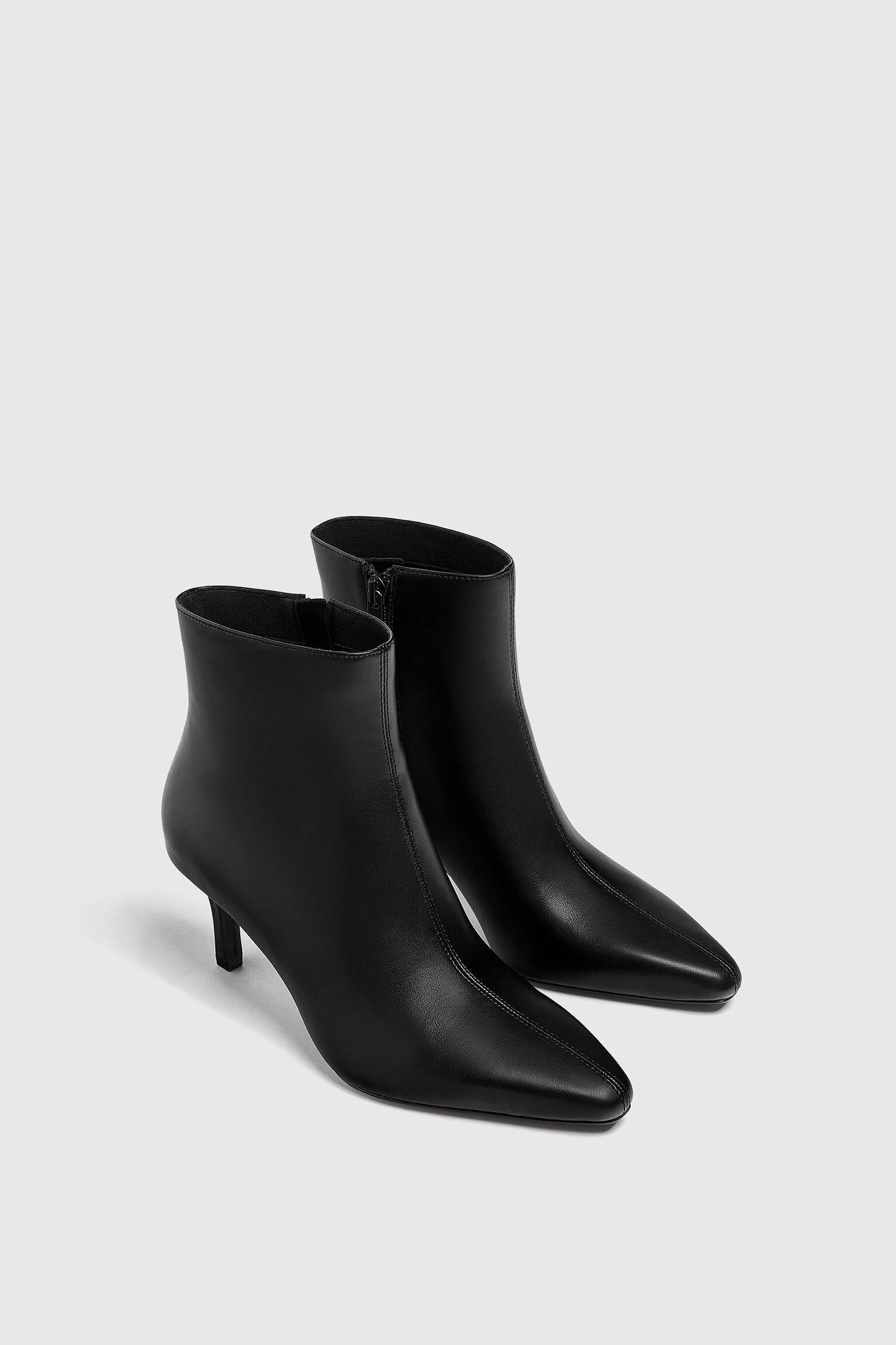 BOTA COM SALTO BICO FINO - PRETA