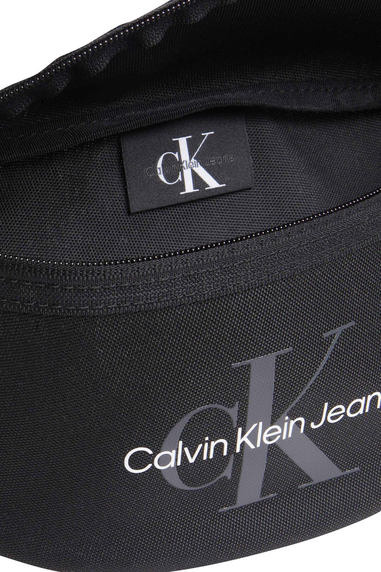 pochete com o logotipo da CK