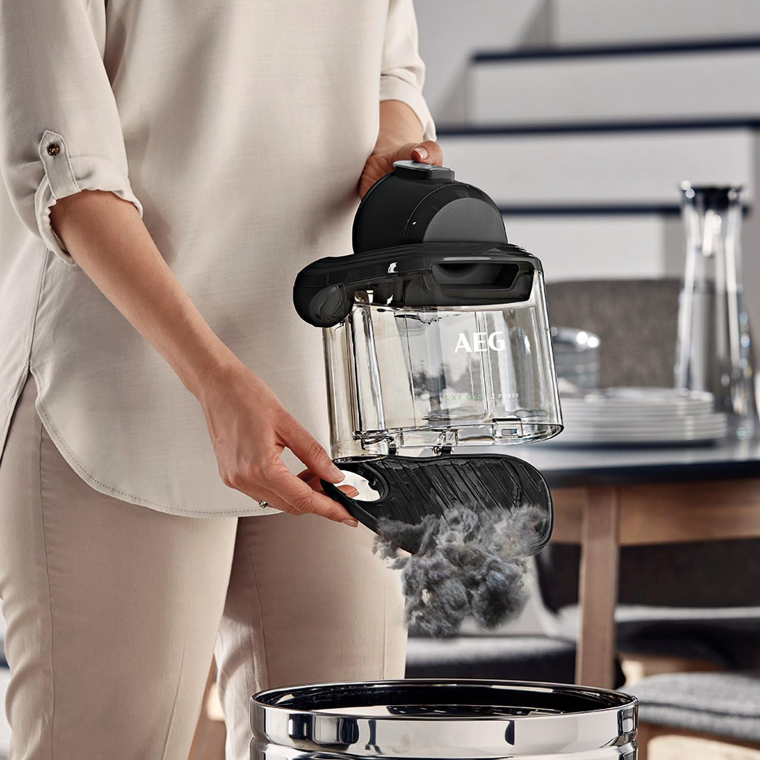 AEG LX7-2-ÖKOX Staubsauger ohne Beutel (55% Recyclingmaterial, inkl. Zusatzdüsen, 750 Watt, 9 m Aktionsradius, 1,4 l Staubbehälter, ergonomischer Handgriff, waschbarer Hygiene Filter, schwarz/grün)