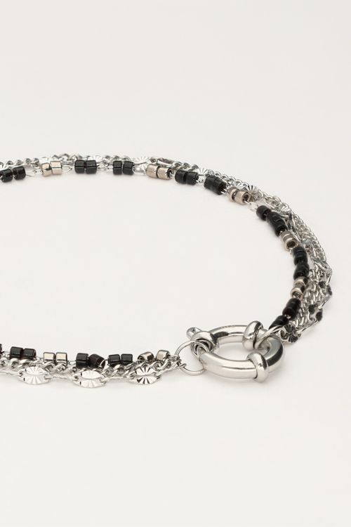 Driedubbele armband met zwarte kralen