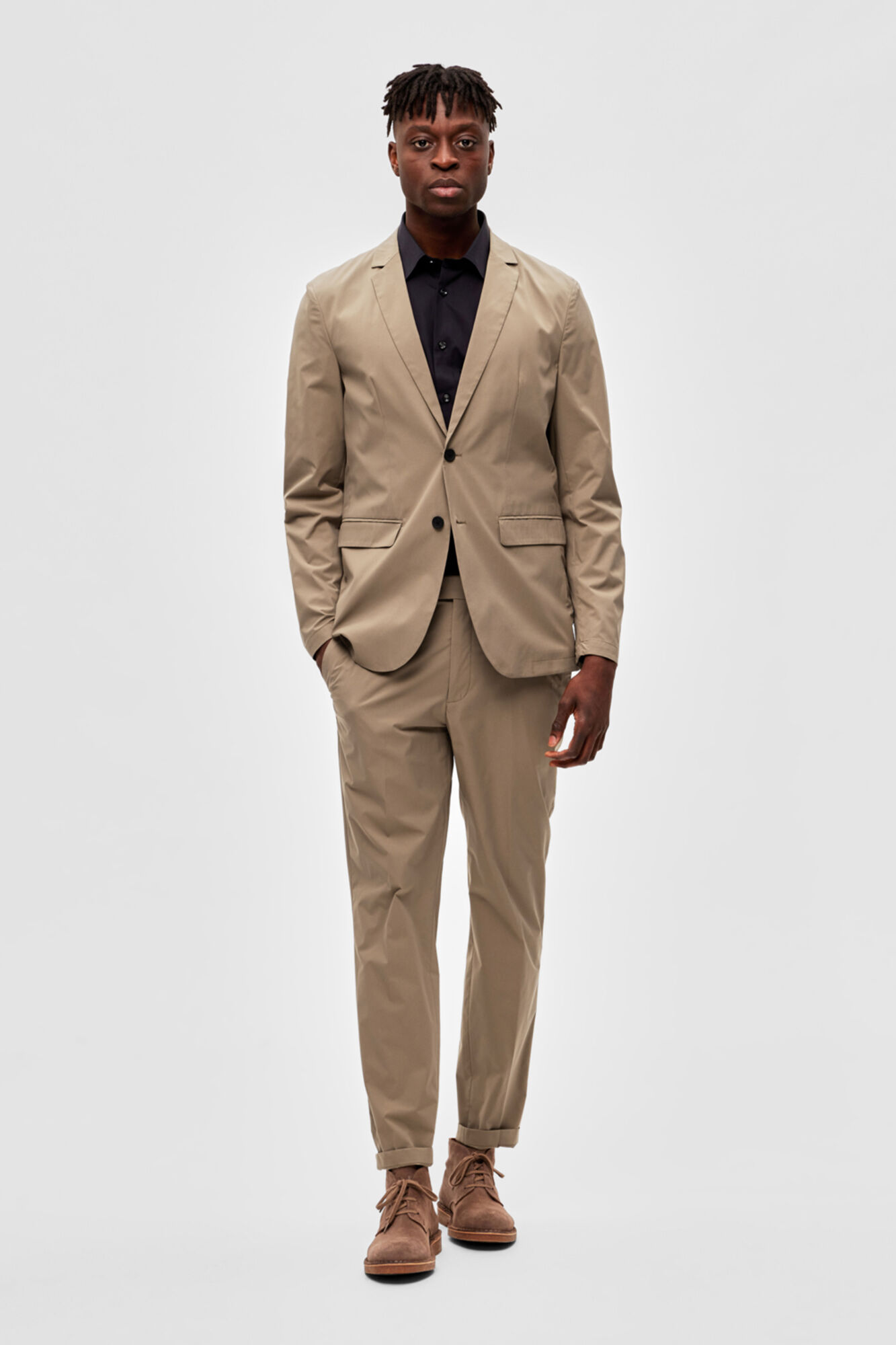Blazer slim fit com bolsos frontais com aba. - Marrom