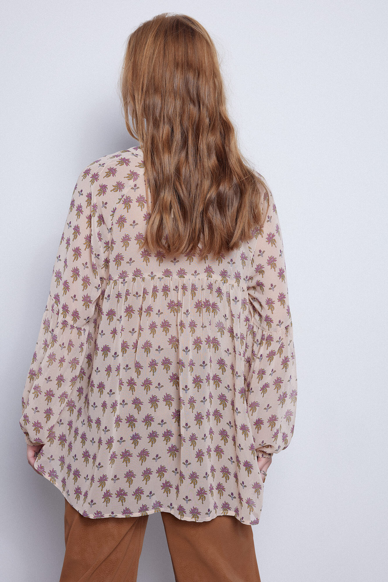 Blusa bordada e estampada