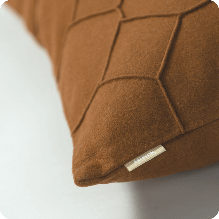 Sierkussen Hexagon wolvilt camel 50x50cm