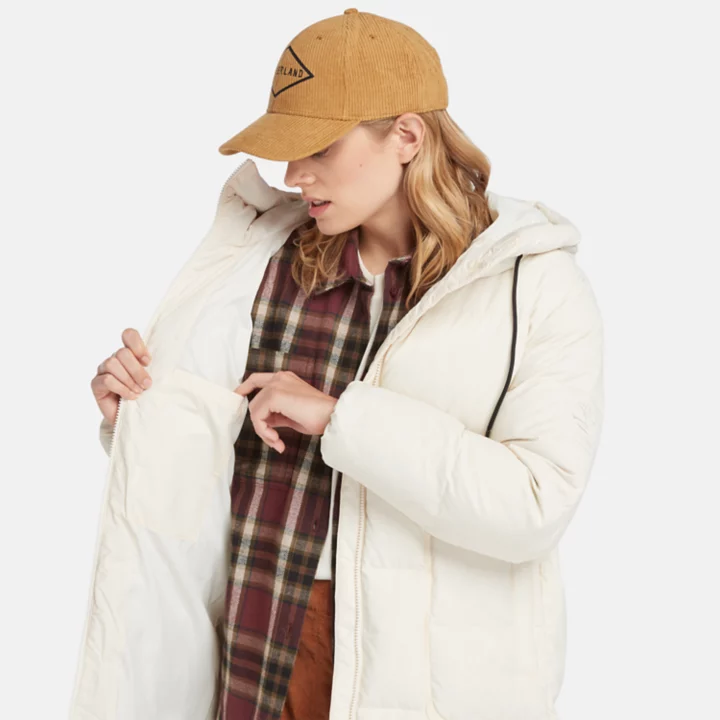 Jaqueta puffer feminina de plumas recicladas na cor bege.