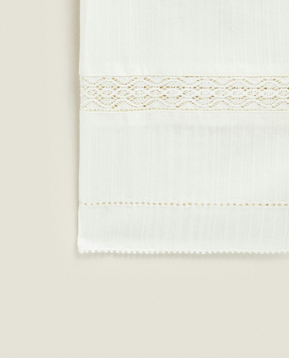 Calça cropped com detalhes em renda
