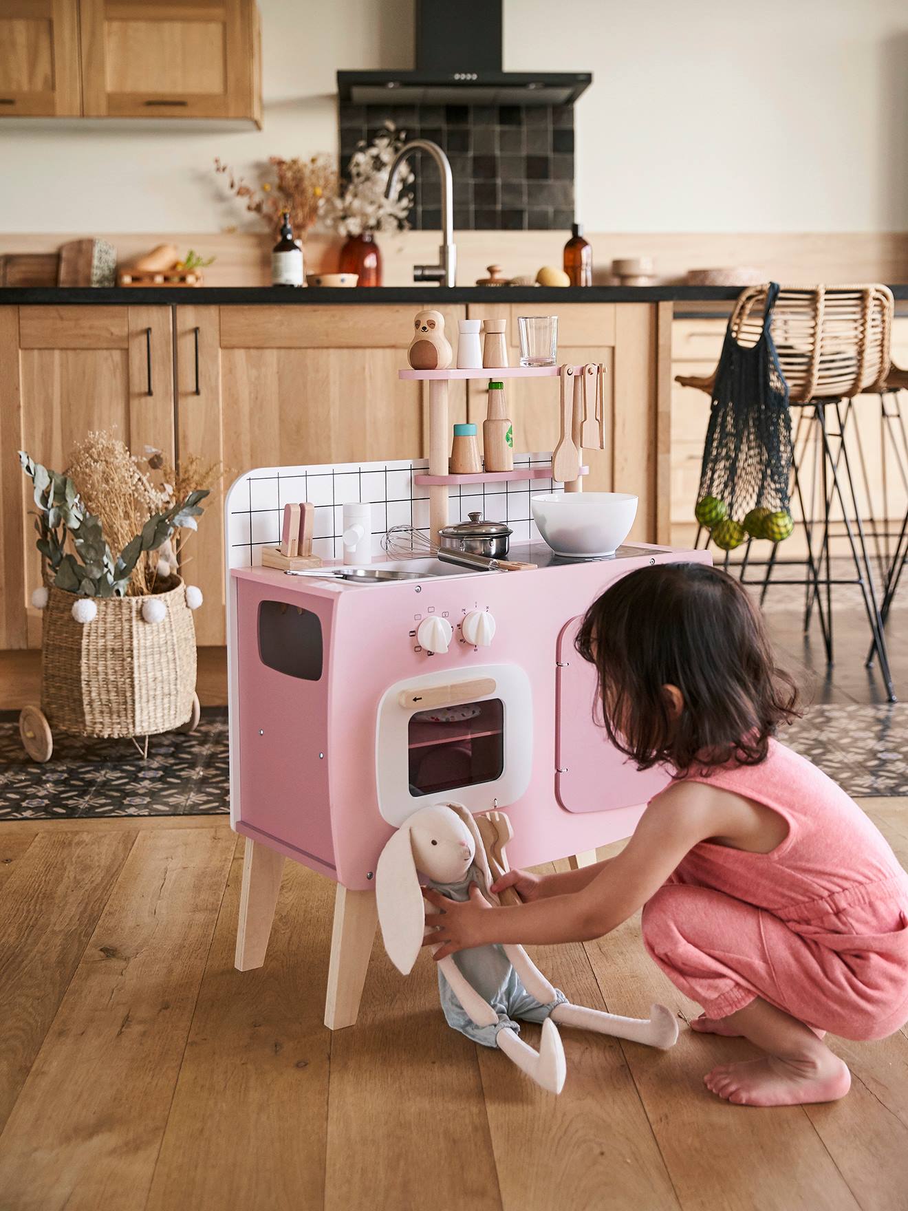Cozinha de brinquedo de design, feita de madeira cor caramelo com certificação FSC®.